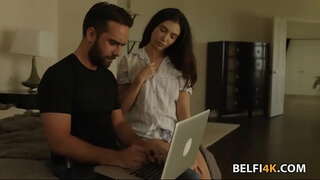 Slutty幅のニーズは大きなコックストレッチ彼女の滑り