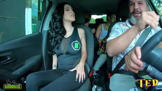 Жүкті әйел, паулиста, жалаңаш машинада, жұмыс істеп, өзінің бірінші порно фильм