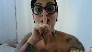 ���ູ້ເປັນແມ່ຕື່ນນອນໃນກົດແລະມັນສິ້ນສຸດເຖິງທີ່ມີ້ໍານົdripping ລົງຂ້າງ