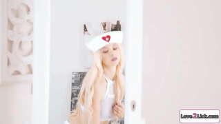 Male sise plavuša se oblači kao sestra za roleplay.Ona se brine o njoj sisate devojka i liže i prste joj pička.Ona facesits njeno kao ona rimmed