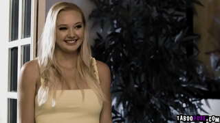 Milf Lauren Phillips og liderlige teen Paisley Porter tager slår riding Chibbles enorm mand kød