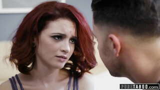 ליווי מתעקש מוצצת זין בבית שימוש ציבורי