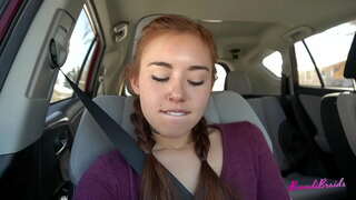 Horny Slet Kan nie Ophou Speel Met Pussy in die Motor en Openbare: Brandibraids