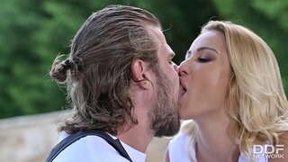 Blonde Hottie Ceri Ciuman Dubur Fucked oleh Tukang Paip