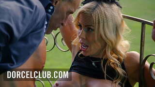 Seks u parku sa sisate plavuše MILF