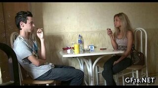 Хлопчик сидить і дивиться