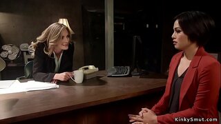 ɇ�发碧眼的女同性恋的肛门乱搞的黑发的副官员带上的公鸡