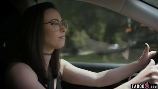 Casey Calvert iris repreni ŝin aferoj de ŝia eks