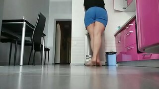 Mama igra u kuhinji. Vrlo napaljen i mokra pičkica Mama igra u kuhinji. Vrlo napaljen i mokra pičkica