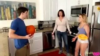 סניקינג מיט סטעפּסיסטער בשעת מאַם איז טאן labore היים