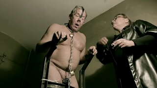 ���නියම් අප්රේල් - කළු catsuit රබර් කිරි වහල් භාවිතා කර